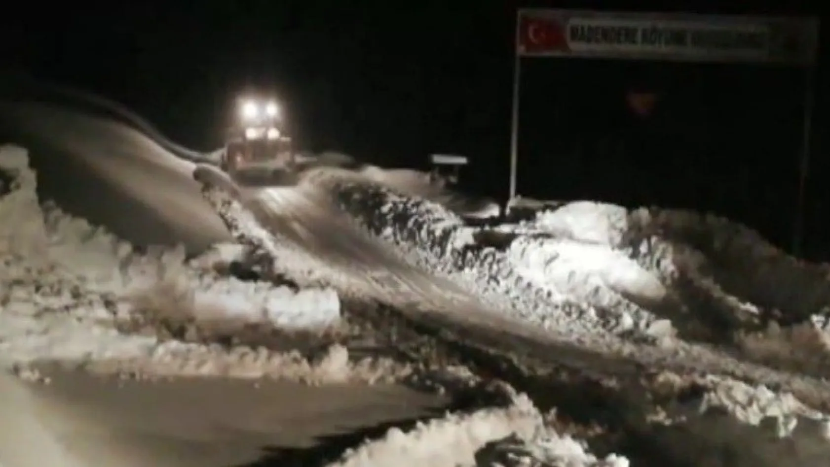 Kar yağışı köy yollarını kapattı
