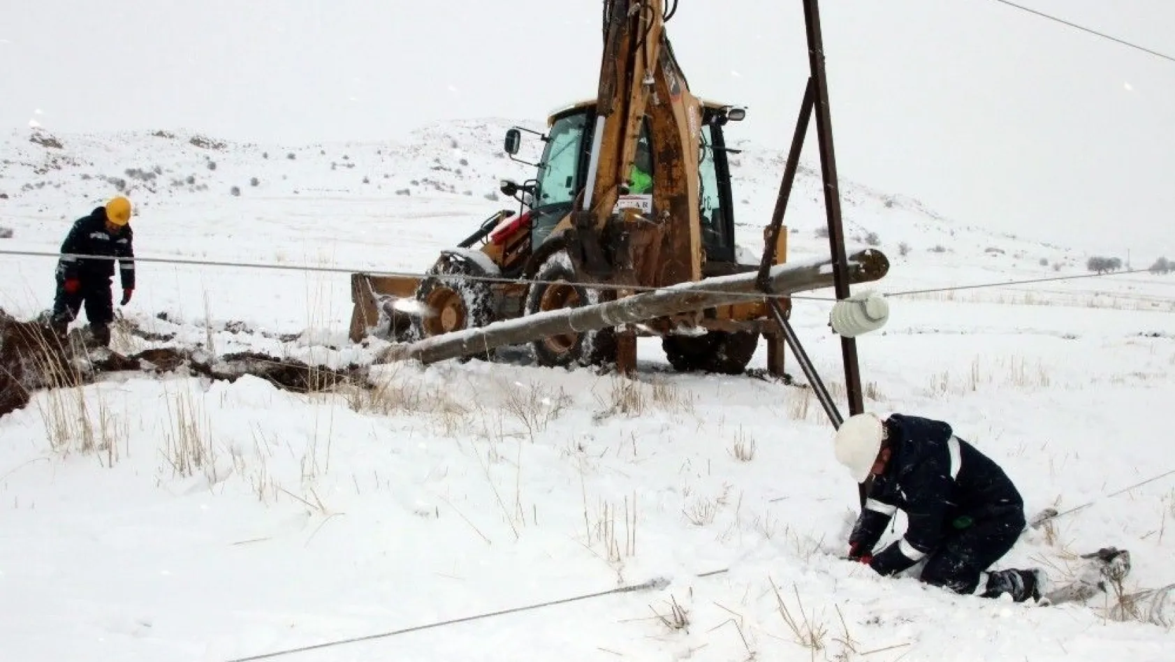 Kardan devrilen elektrik direklerini 'enerji timleri' onarıyor
