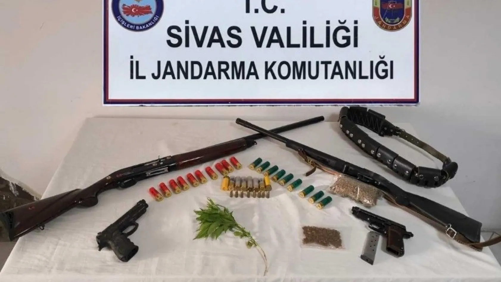 Sivas Jandarma'dan eş zamanlı uyuşturucu operasyonu: 12 gözaltı
