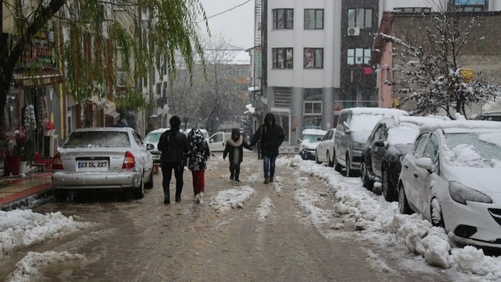 Tunceli'de kar etkili oldu, 222 köy yolu kapandı
