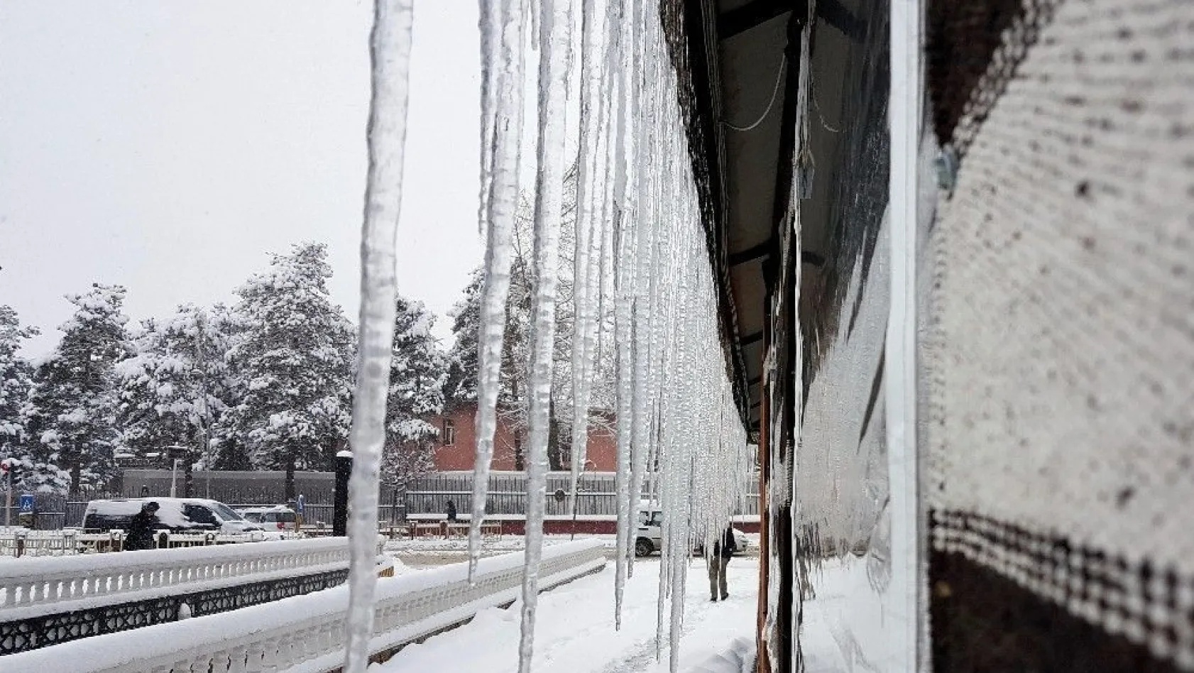 Bin 519 köy yolunun ulaşıma kapandığı Doğu Anadolu'da eğitime kar tatili

