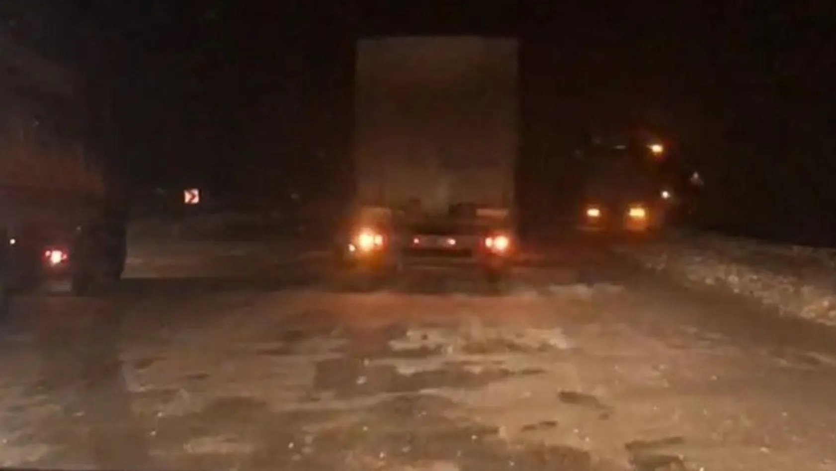 Kar yağışı ve tipi Erzincan'da ulaşımı olumsuz etkiledi
