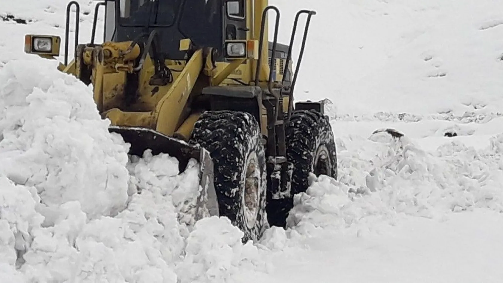 Lice'de kardan kapanan köy yolları ulaşıma açılıyor
