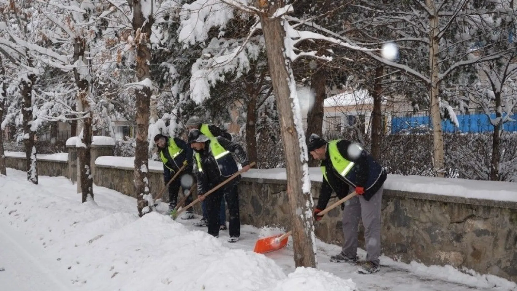 Palandöken Belediyesi kar temizleme çalışmalarına devam ediyor
