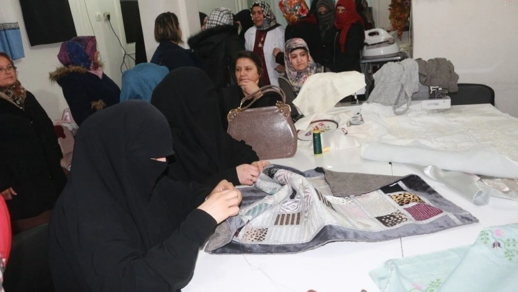 Suriyeli kadınlar açılan kurslarla aile bütçelerine katkı sunuyor
