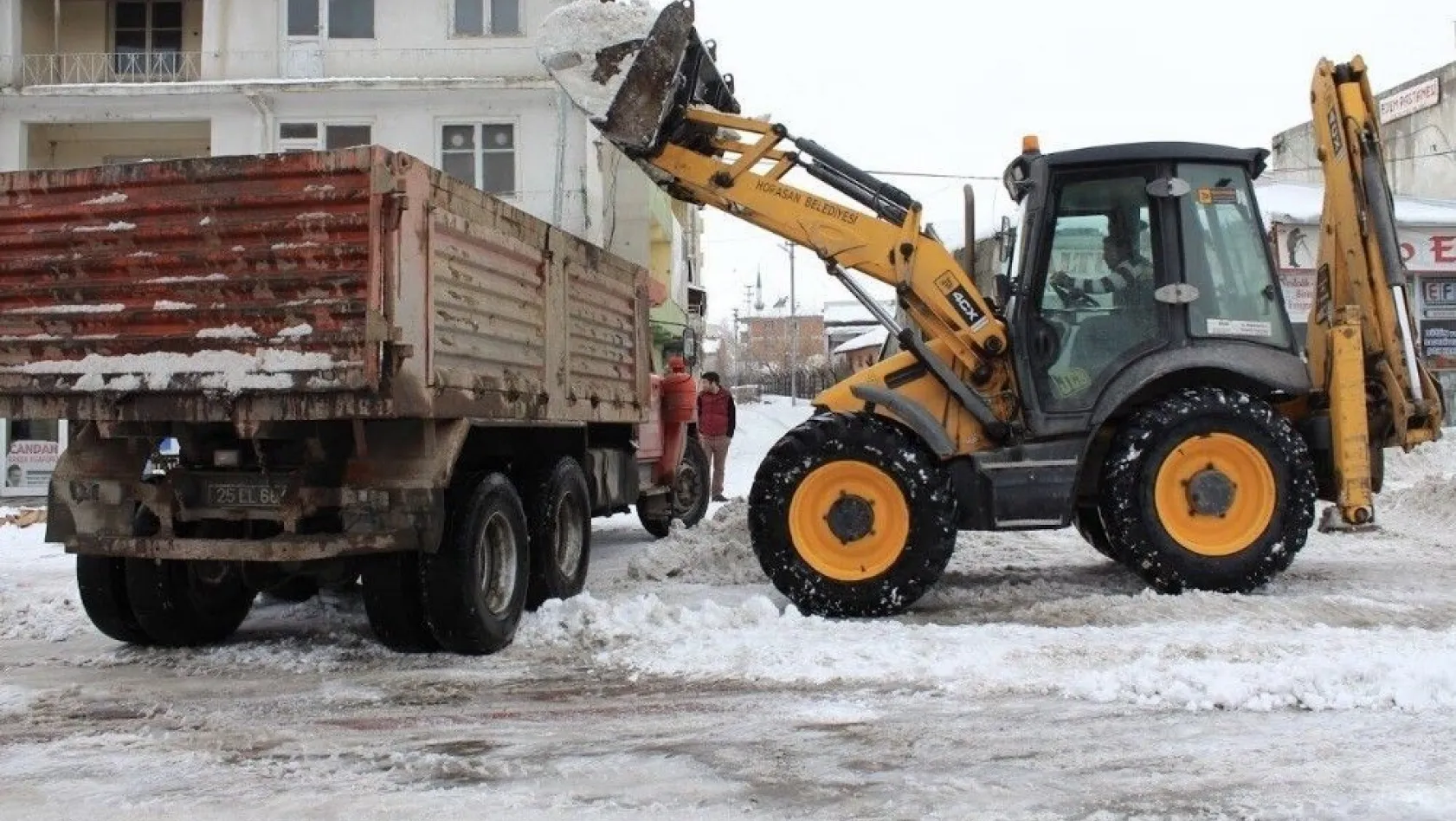 Horasan Belediyesi kar timleri iş başında
