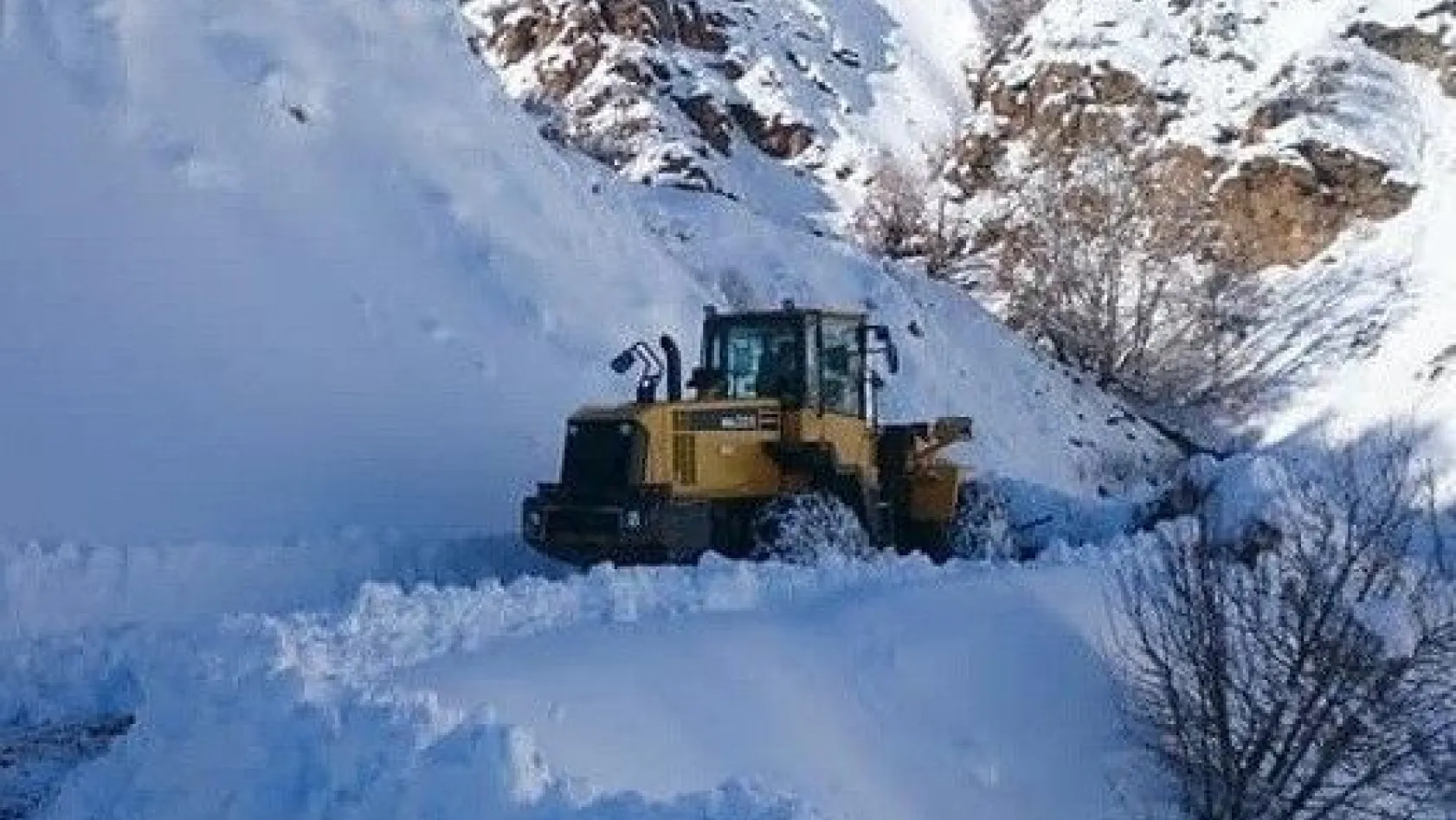 Sincik'te kapanan köy yolları açılıyor
