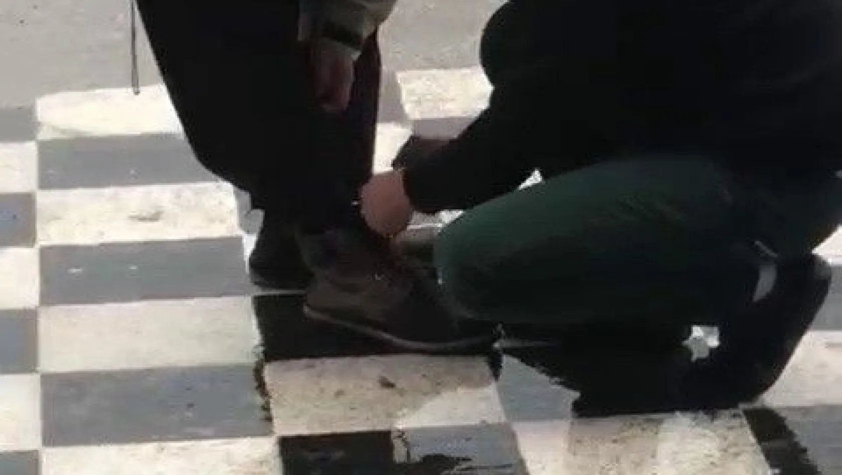 Engelli adam bağlayamayınca eğilip ayakkabı bağcıklarını bağladı
