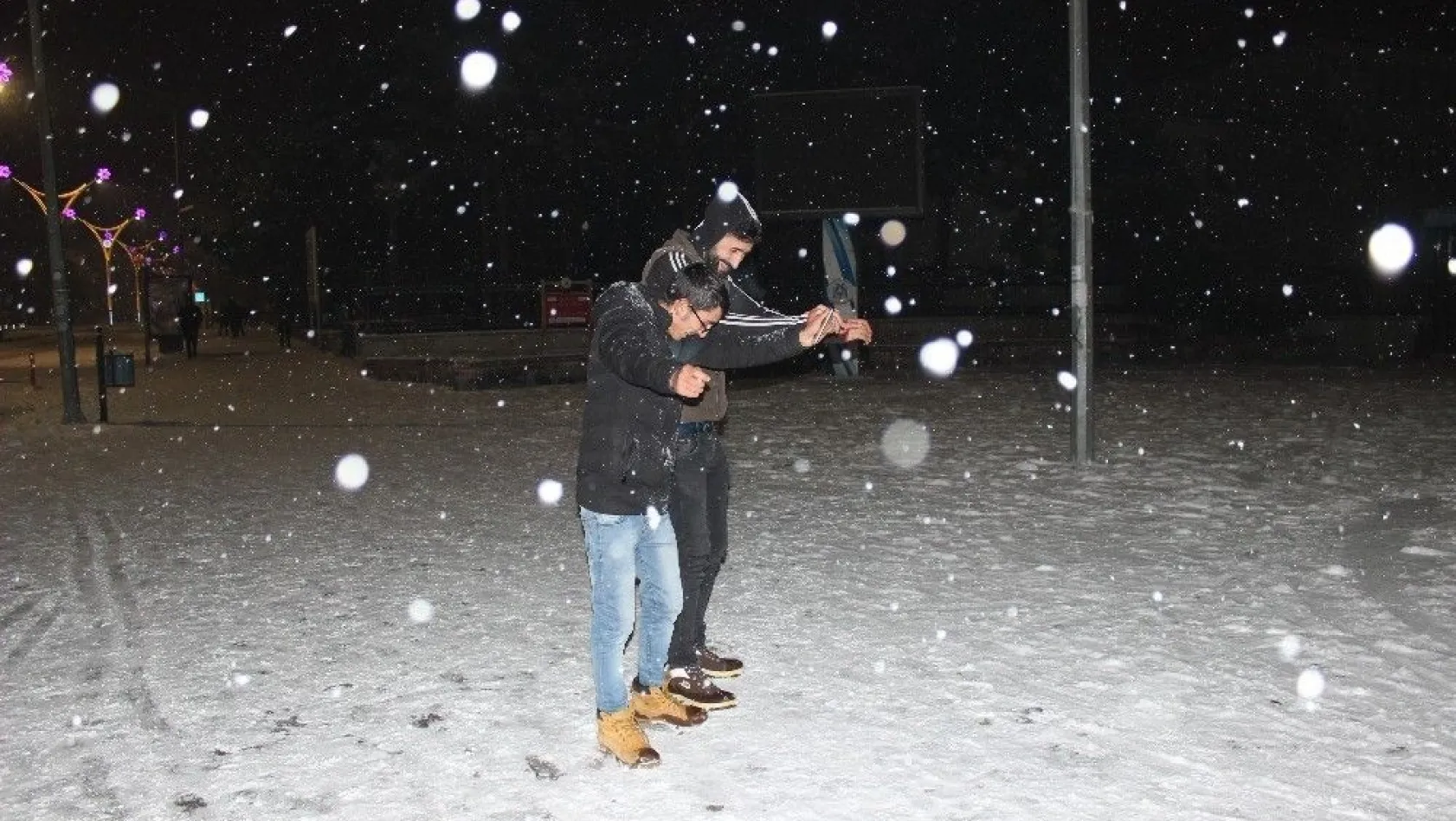 Erzincanlıları kar sokağa döktü
