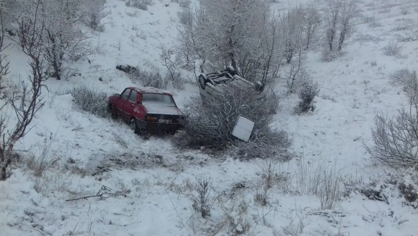 Otomobil buz pistine dönen yolda şarampole yuvarlandı: 4 yaralı
