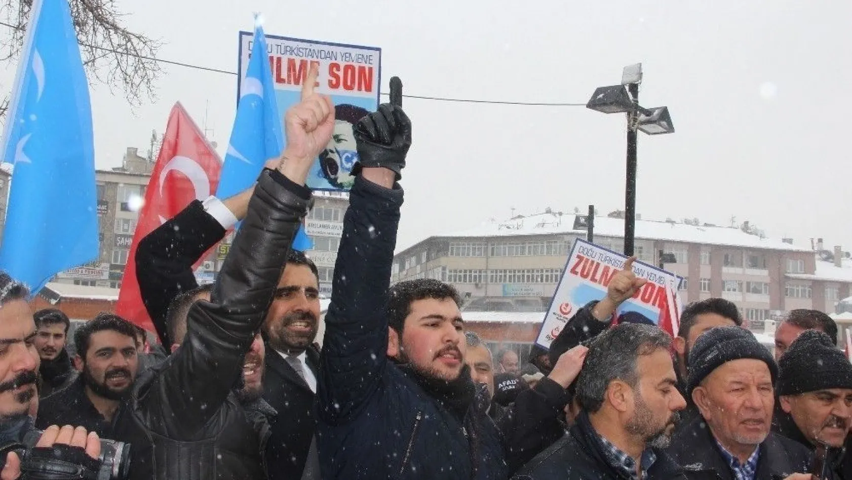 Sivas'ta kar altında Çin protestosu
