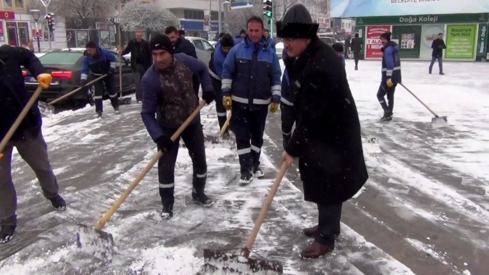 Belediye Başkanı kürekle kar küredi
