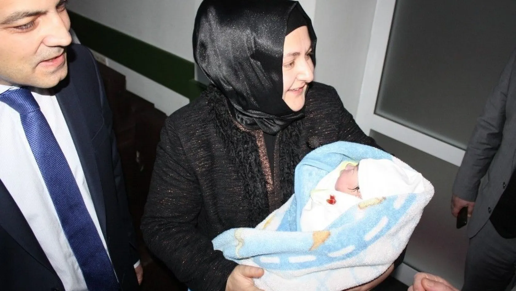 Diyarbakır'da 2019'un ilk bebeği Nisanur bebek oldu
