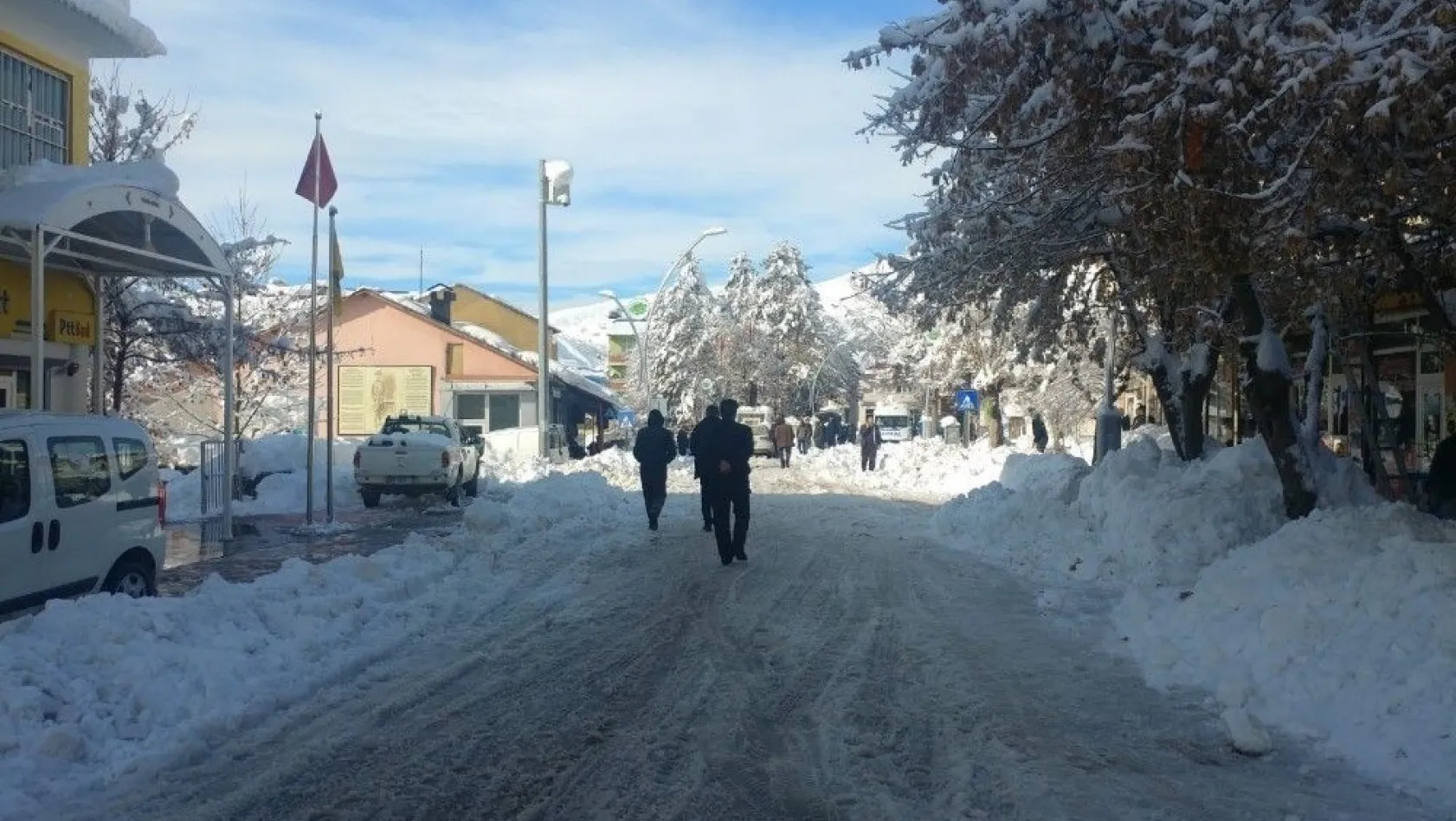 Tunceli'de kar yağışı etkisini sürdürüyor
