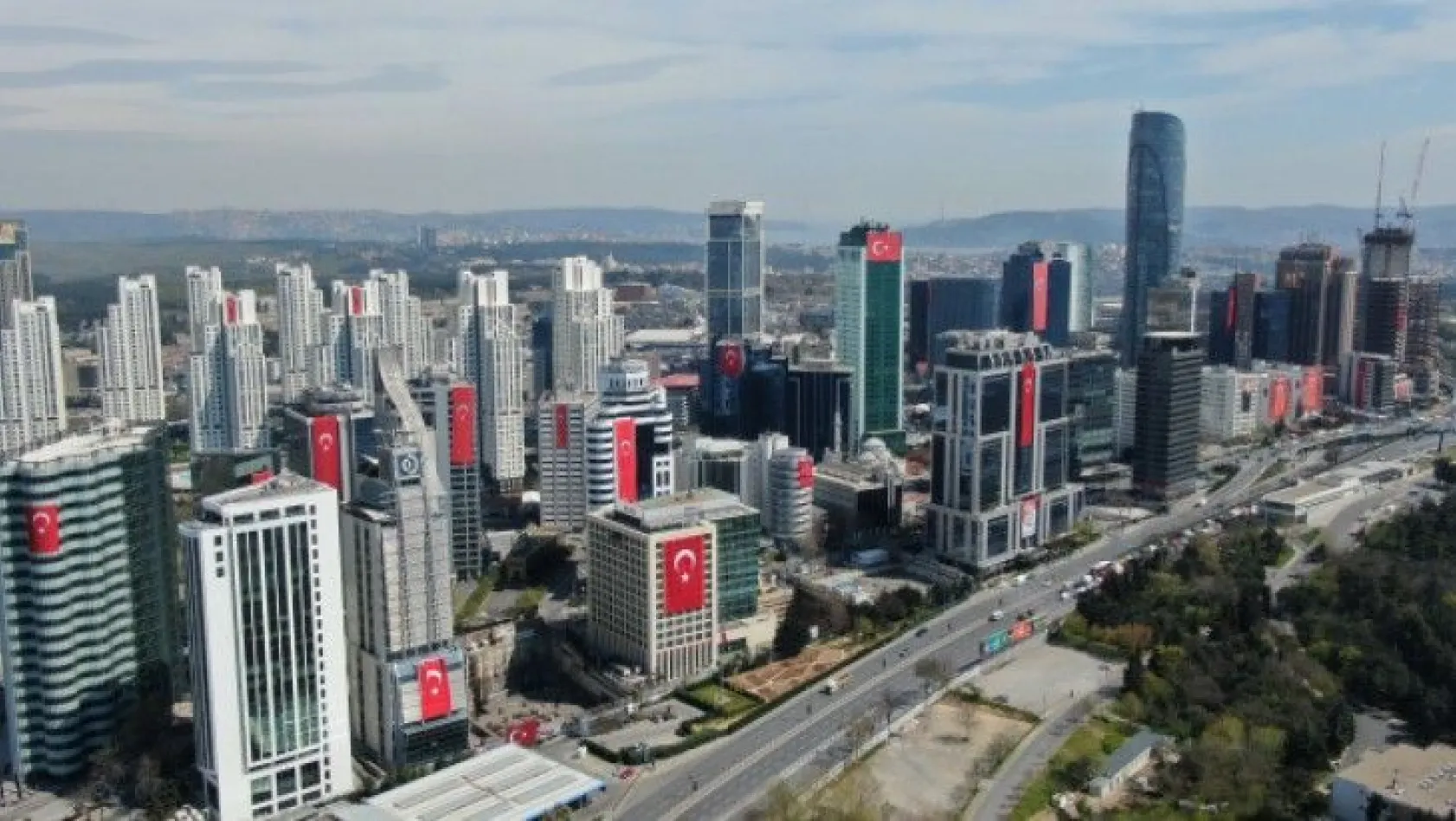 23 Nisan'da gökdelenler Türk bayraklarıyla donatıldı