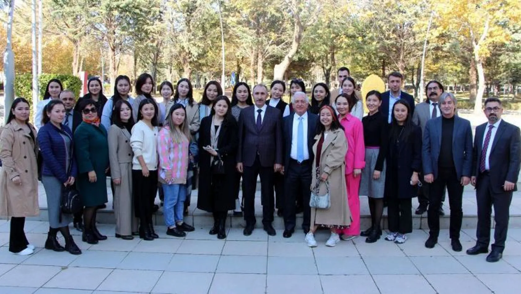 25 Kazakistanlı öğrenci Fırat Üniversitesi'ne geldi