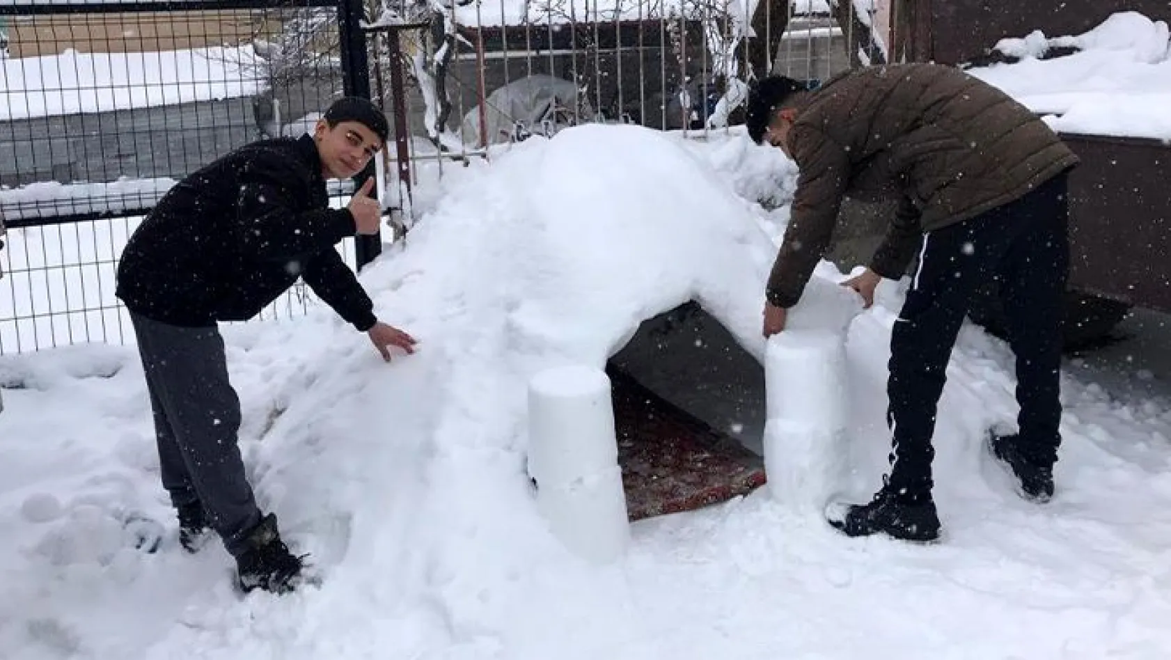 3 arkadaş kardan ev yaptı, içinde vakit geçirdi