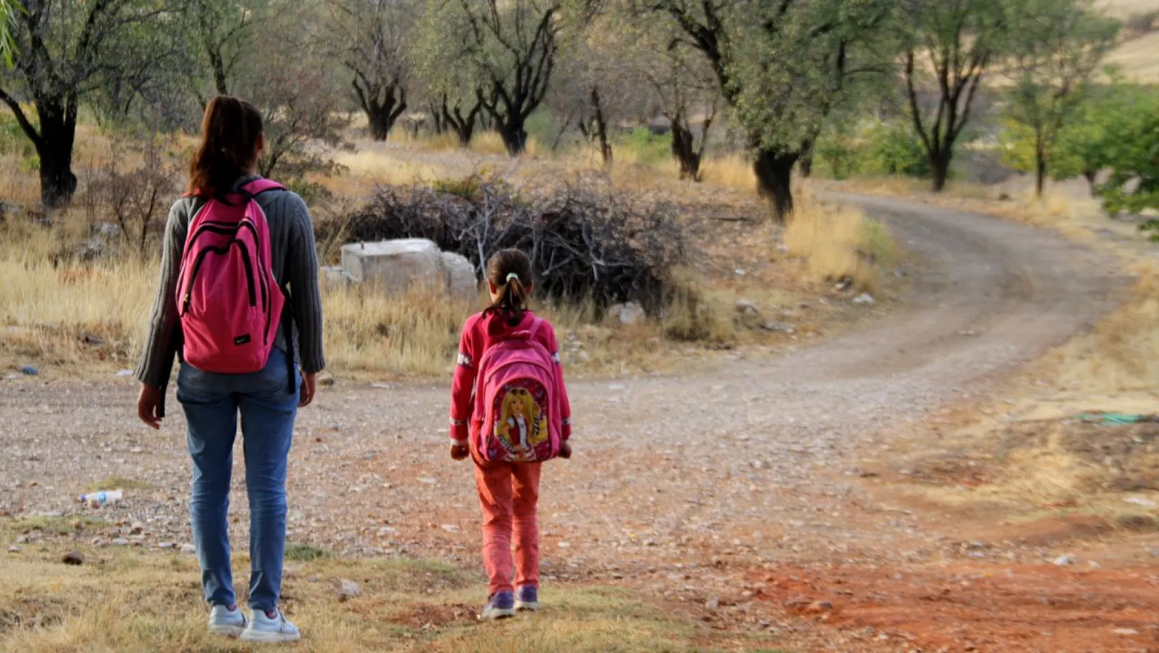 Üç kilometrelik fark, bir kızın eğitim hayatına mal oldu