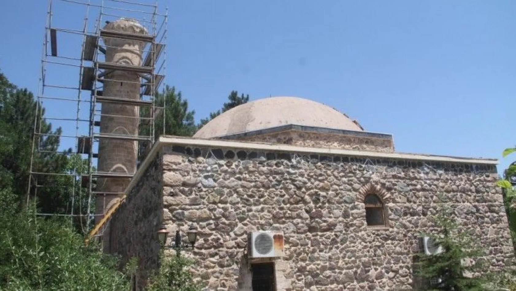 4.Murat'ın yaptırdığı caminin minaresi söküldü