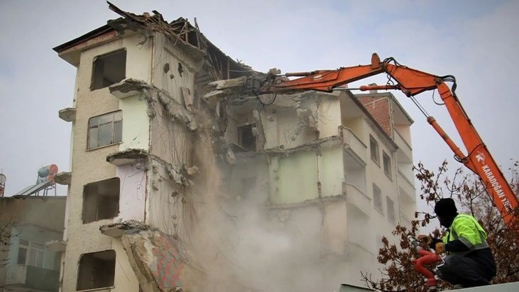 5.3'lük depremde hasar alan binanın yıkımı başladı