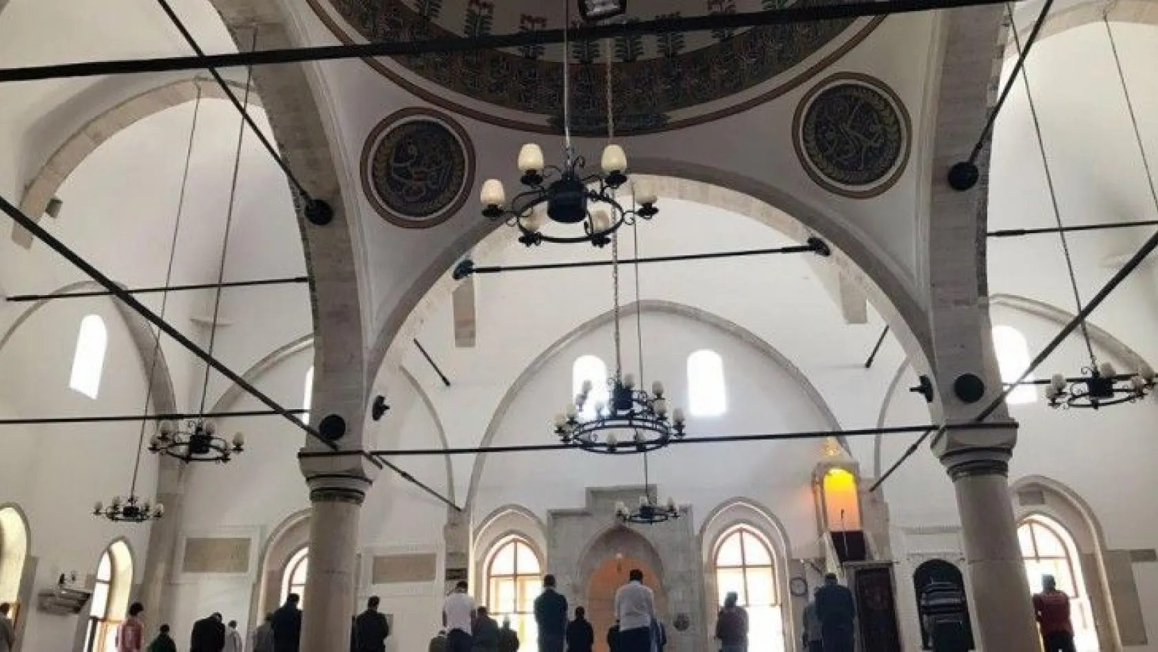 558 yıllık camide bir yılın ardından ilk cuma kılındı
