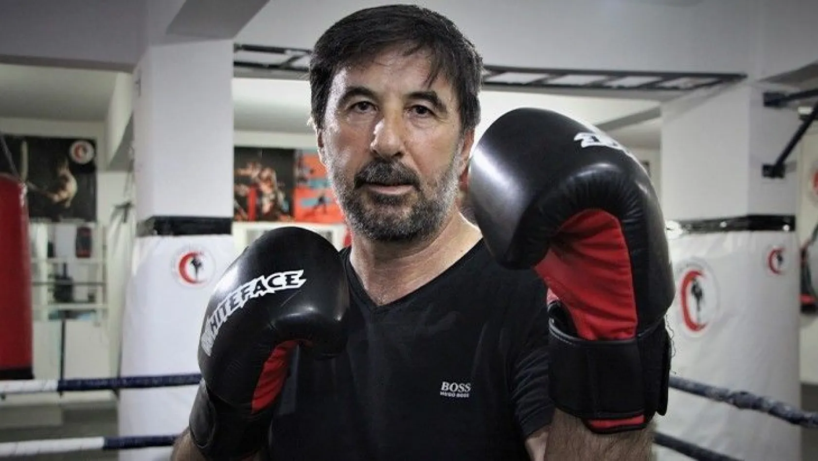 57 yaşında kick boksta gençlere taş çıkartıyor