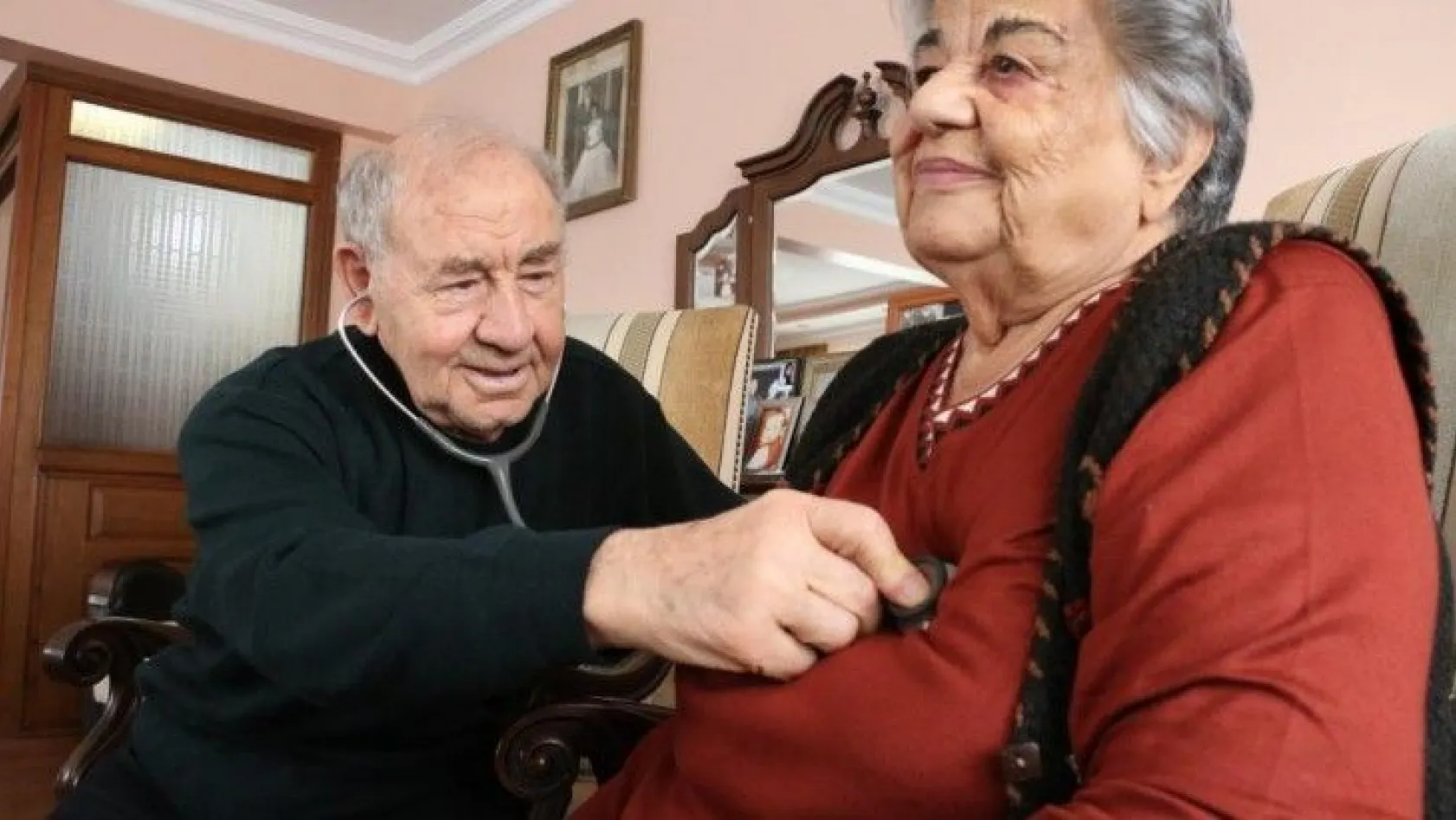 62 yıl doktorluk yapan çiftten, sağlıkçılara mesaj