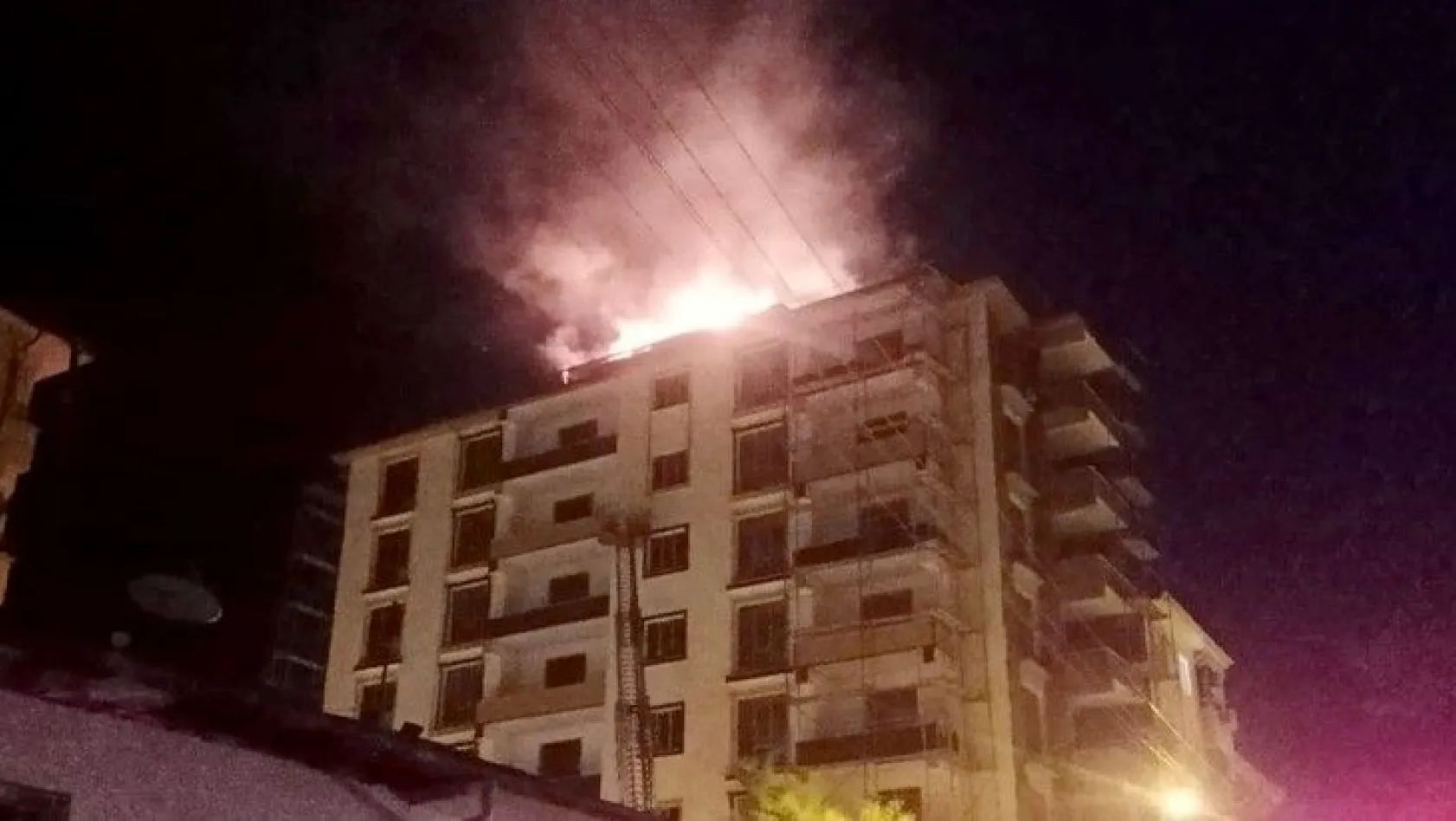 8 katlı bir inşaatın çatısında yangın çıktı