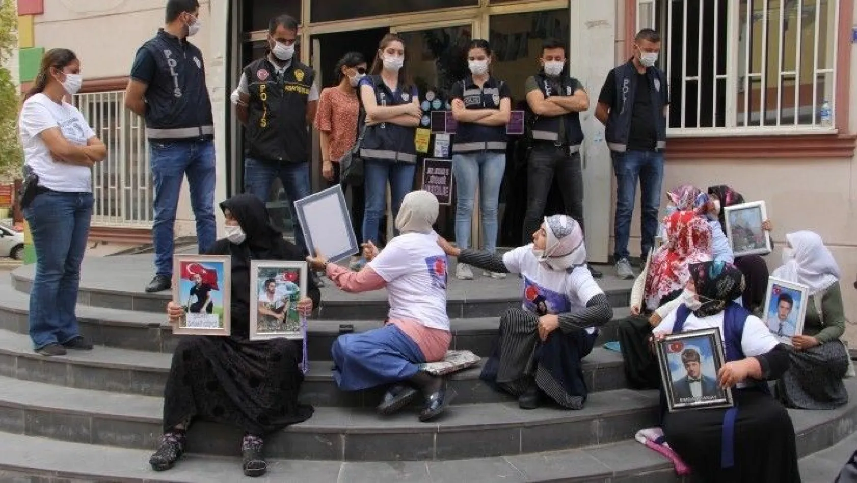 Acılı ailelerin HDP önünde başlattığı evlat nöbeti eylemi 1'inci yılına giriyor