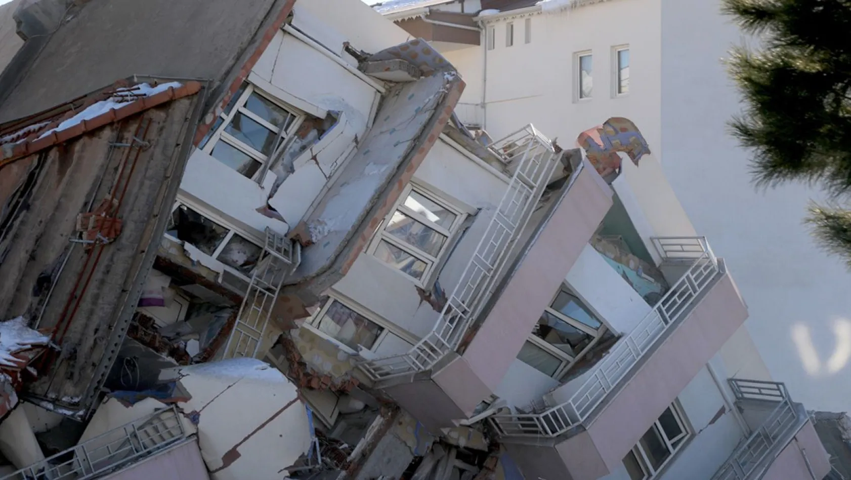 AFAD depremde hayatını kaybedenlerin sayısını açıkladı