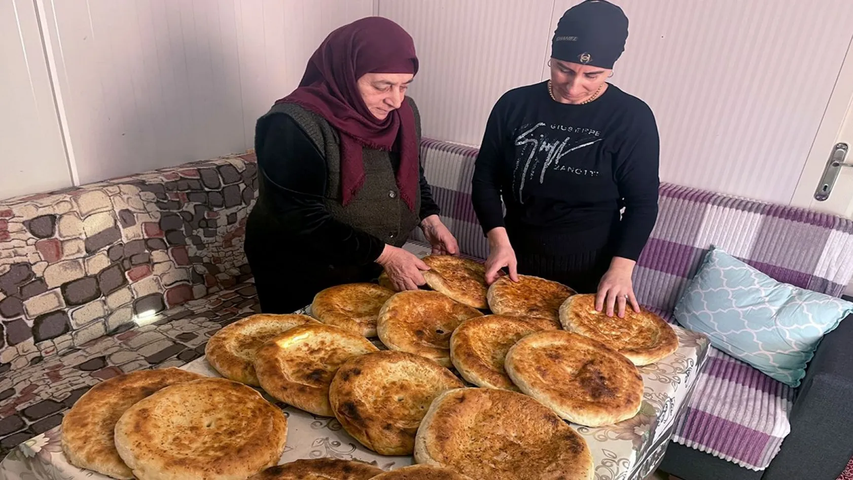 Ahıska Türkü kadınlar, depremzedeler için pişiriyor
