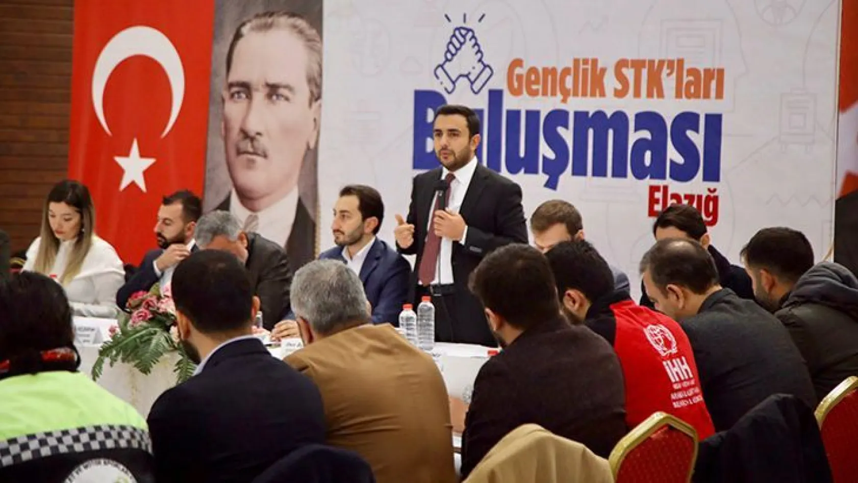 AK Parti, Elazığ'daki genç STK'larla buluştu