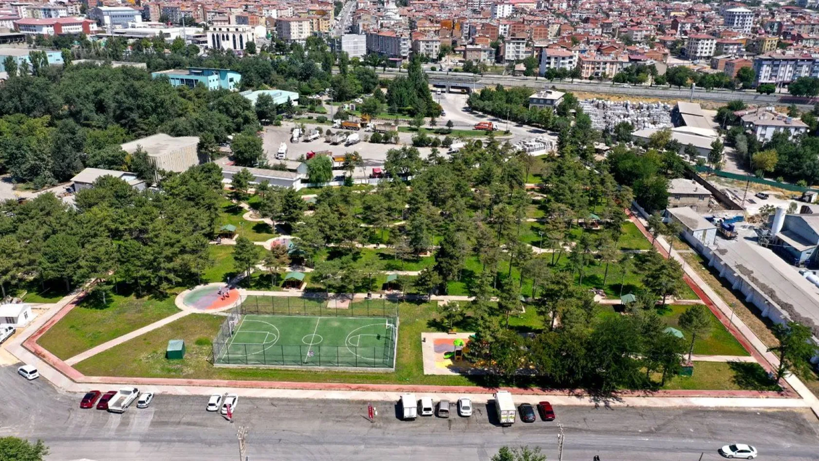 Aksaray Mahallesi'ne yeni oyun parkı ve spor alanı yapıldı