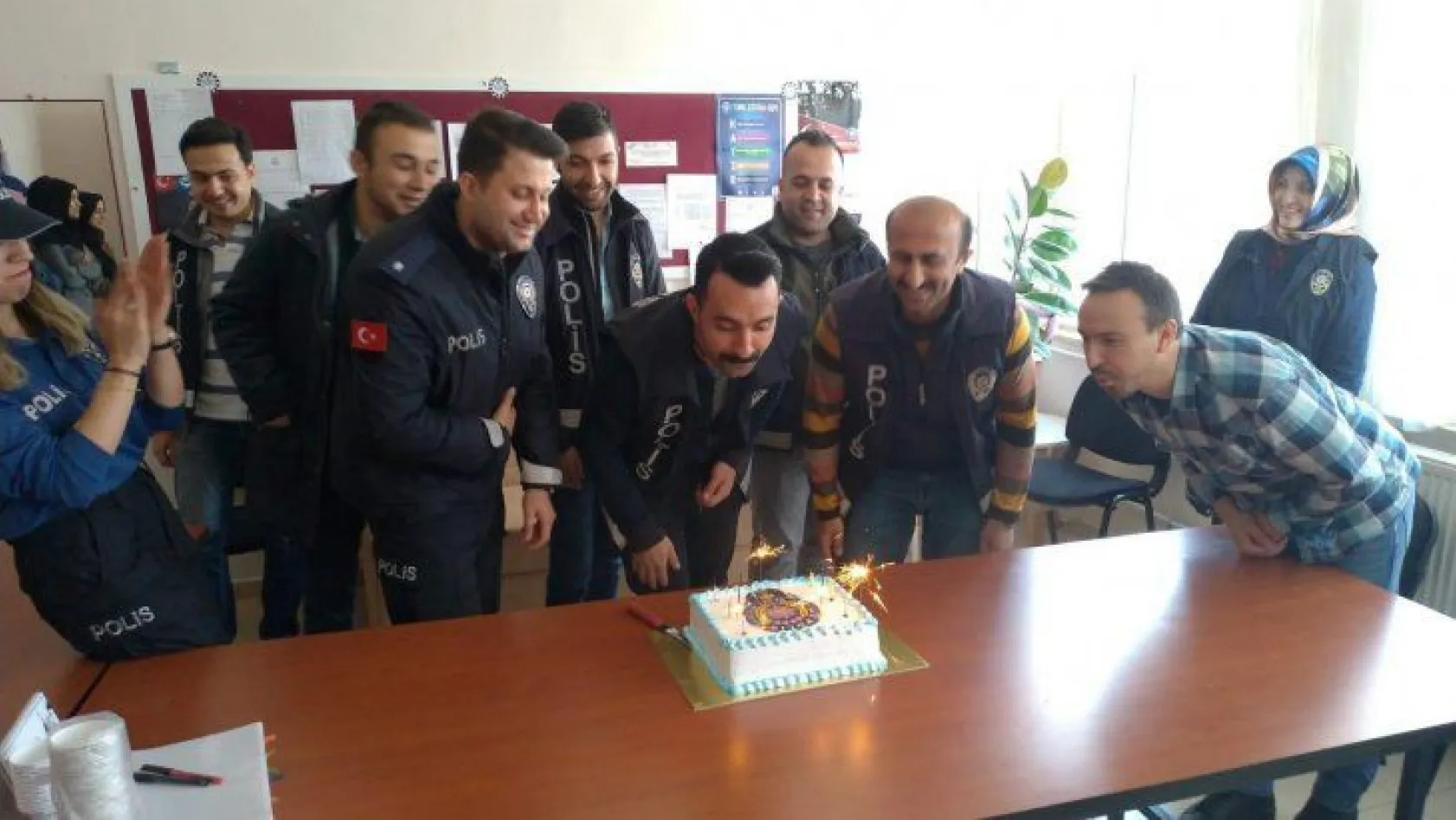Alacakaya'da polislere sürpriz kutlama