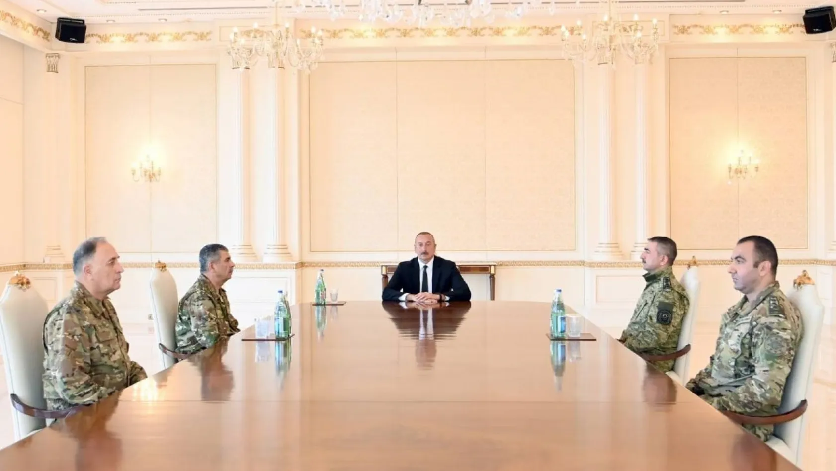 Aliyev, komutanlarla Ermenistan'ın provokasyonlarını görüştü