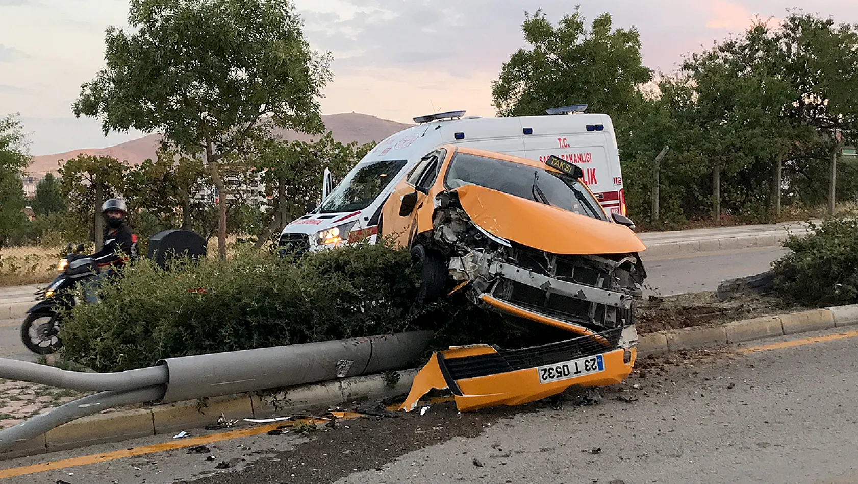 Alkollü sürücü kaza üstüne kaza yaptı