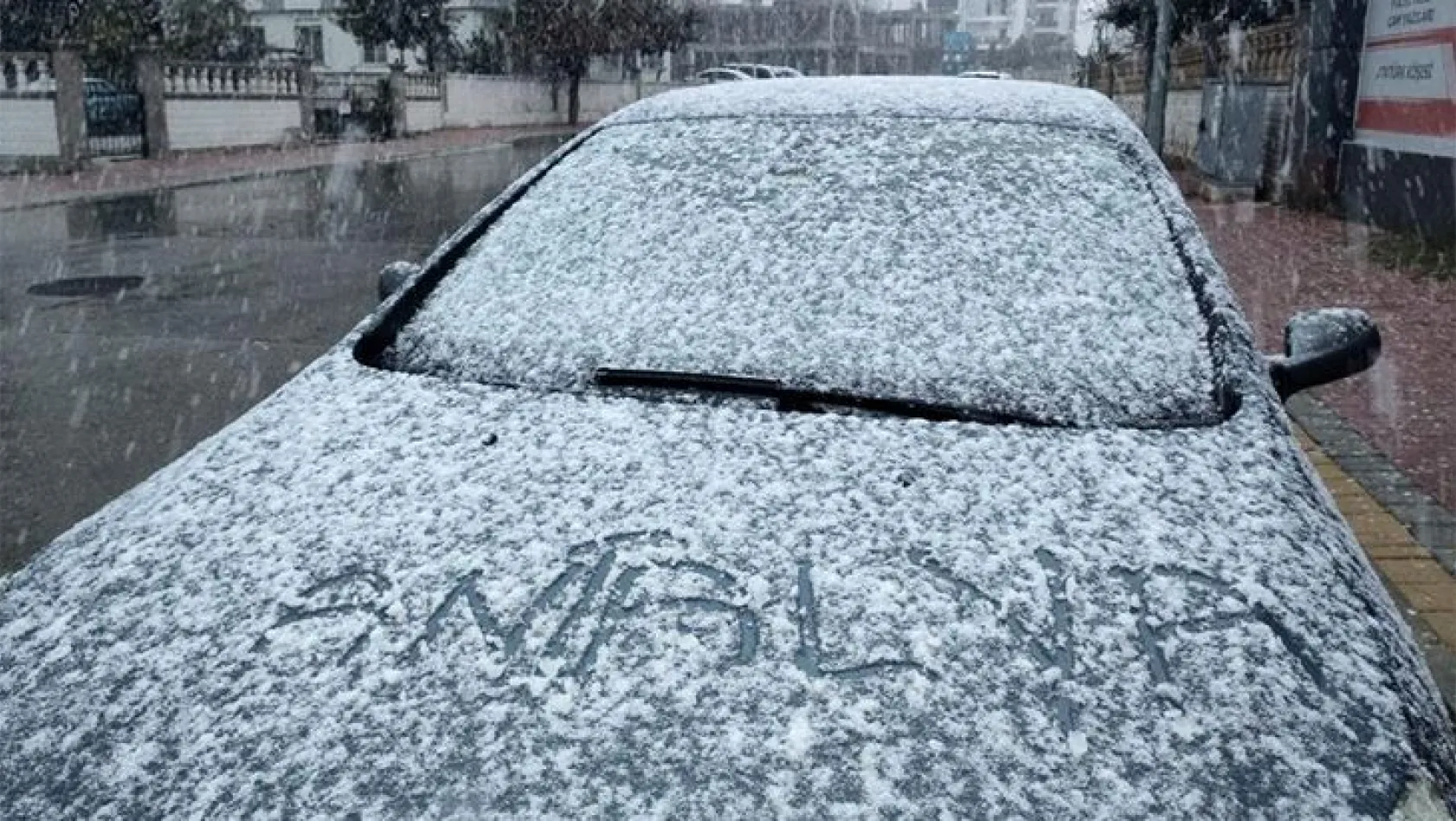 Antalya kent merkezi 29 yıl sonra kar gördü