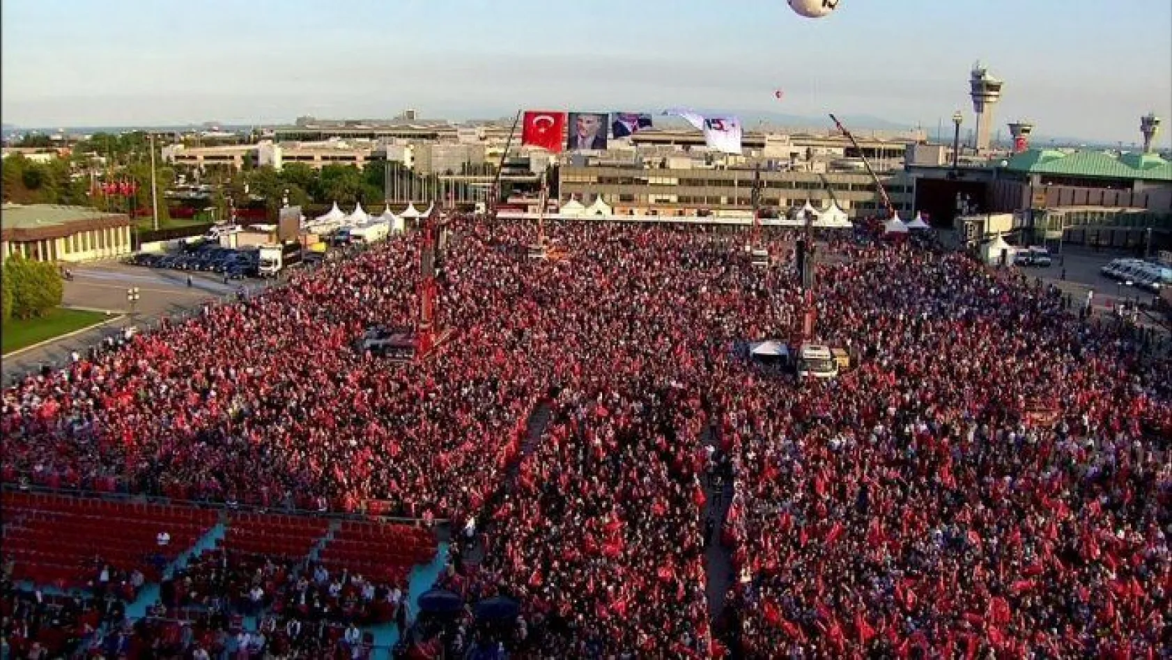 Atatürk Havalimanı'ndaki yoğunluk havadan görüntülendi