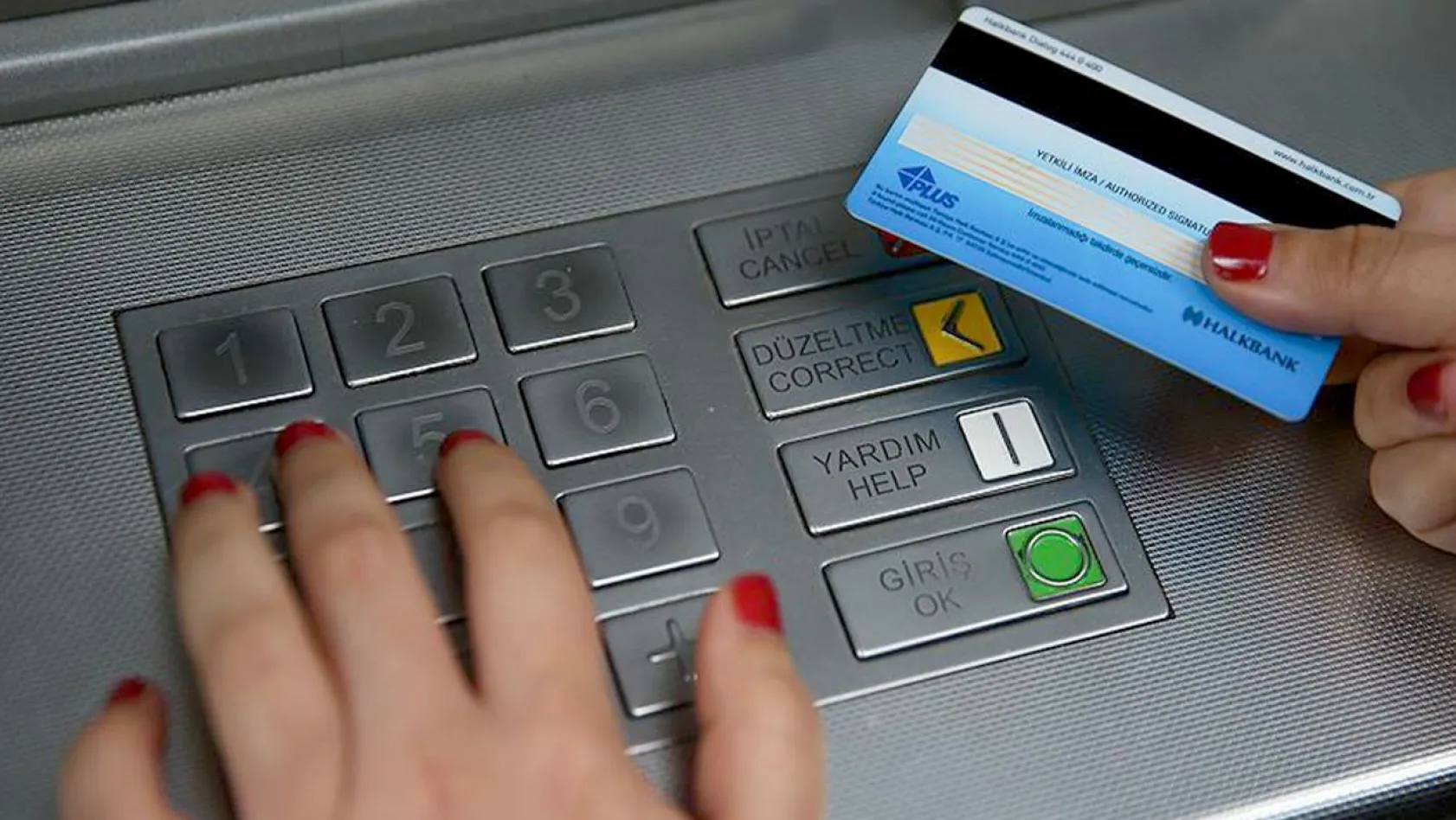 ATM'ye kartını kaptıranlar dikkat!