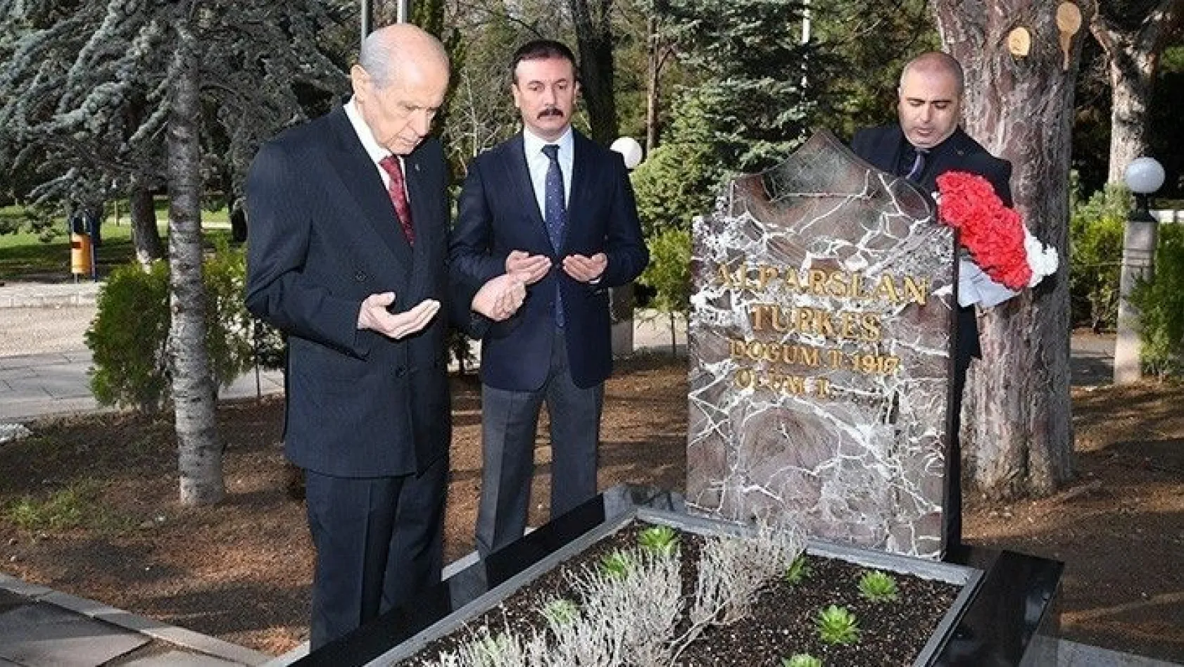 Bahçeli, Alparslan Türkeş'in anıt mezarını ziyaret etti