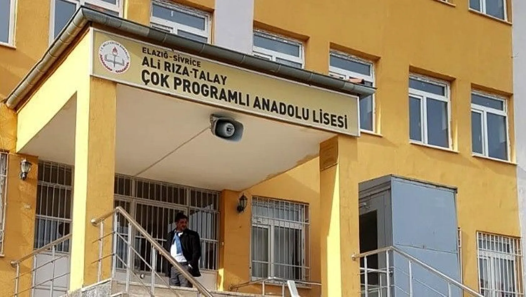 Bahçeşehir Koleji Sivrice'de depremden zarar gören okulları onardı