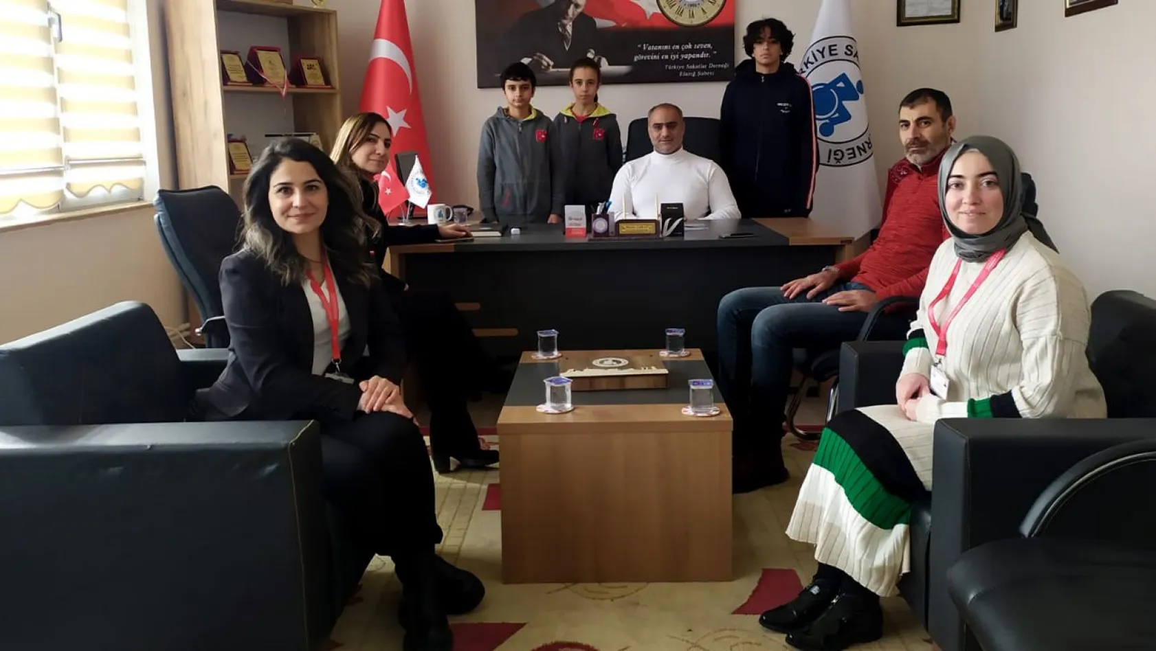 Bahçeşehir Kolejinden sakatlar derneğine sandalye desteği