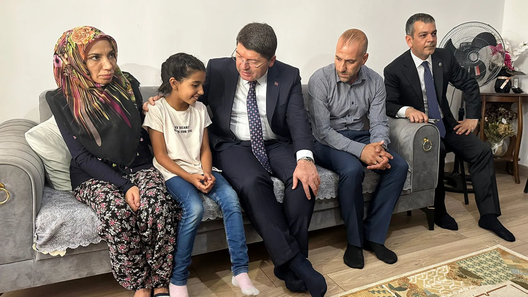 Bakan Tunç'tan depremzede aileye ziyaret
