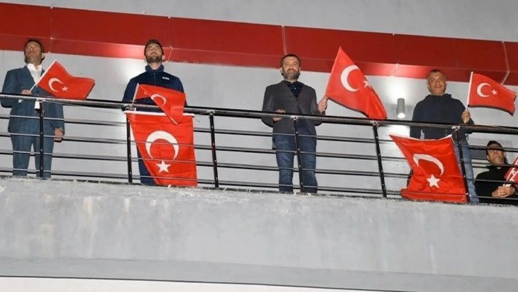 Balkonlarda İstiklal Marşı okundu
