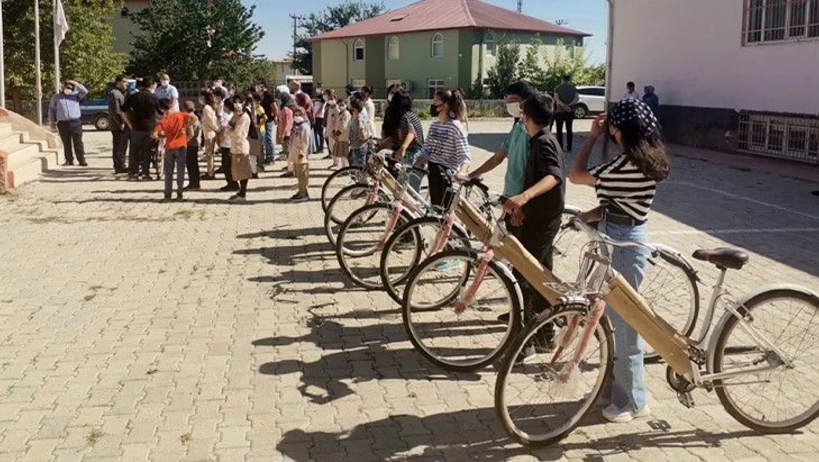 Başarılı öğrencilere bisiklet hediye edildi