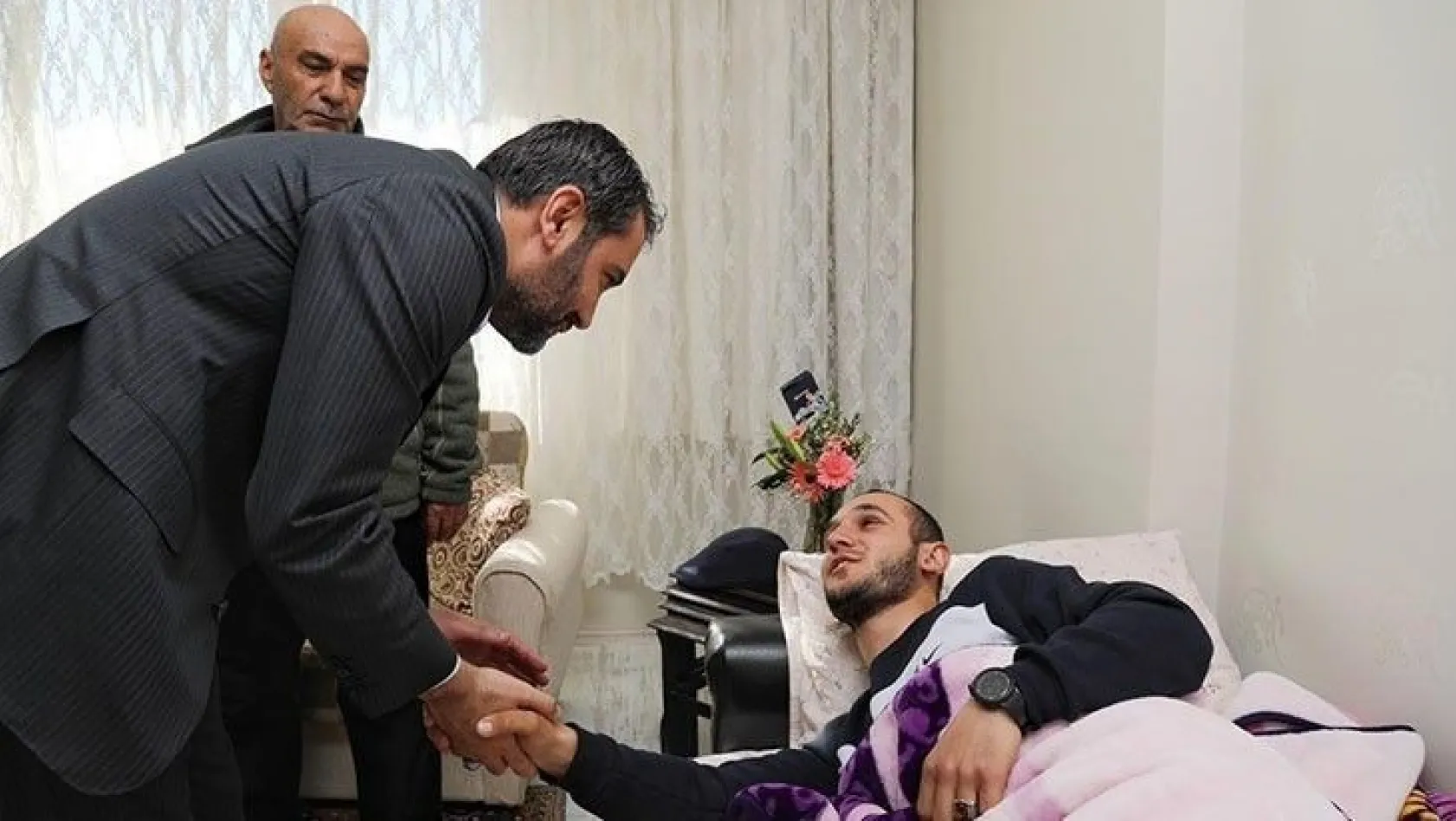 Başkan Şerifoğulları, İdlib Gazisi Yüce'yi ziyaret etti