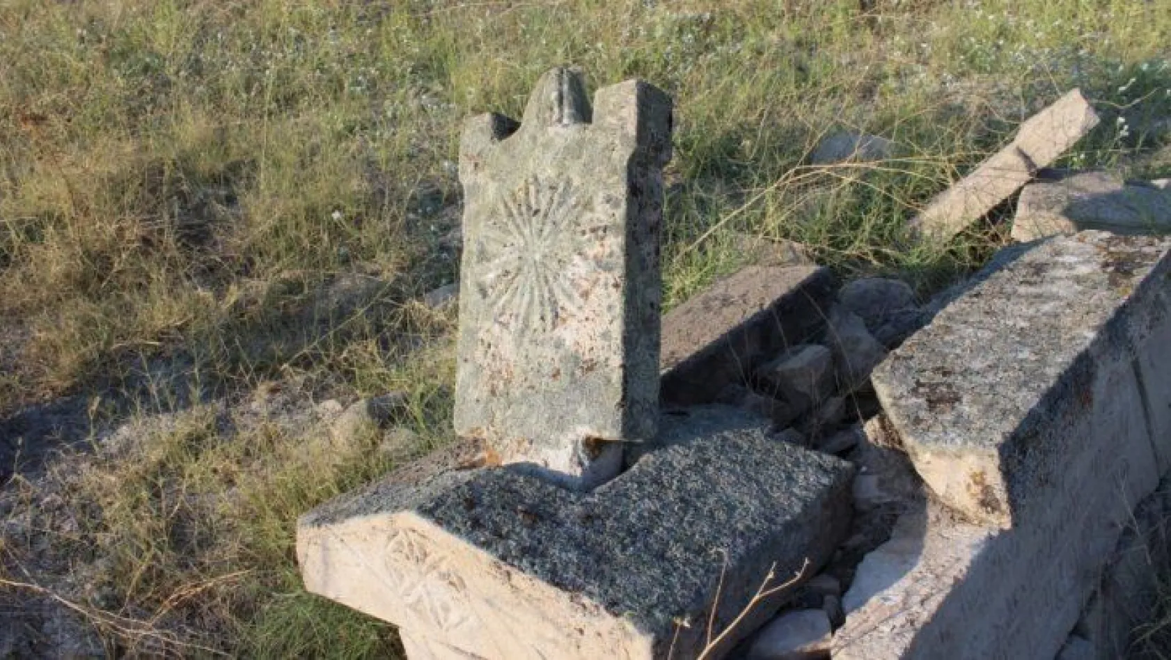 Baskil'de bulunan bin yıllık tarihi mezarlık tehlike altında