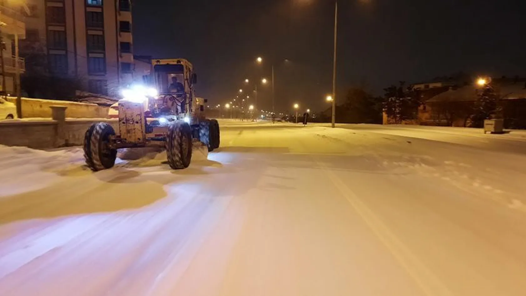 Belediye ekipleri karla mücadelesini sürdürüyor