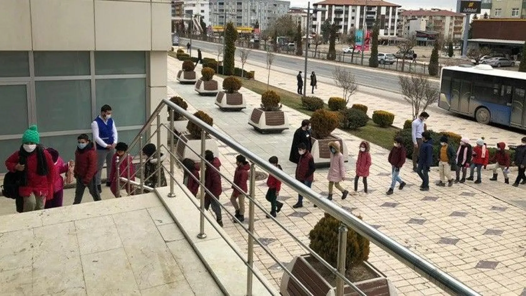Elazığ Belediyesi Gençlik Meclisi depremzede çocukları unutmadı