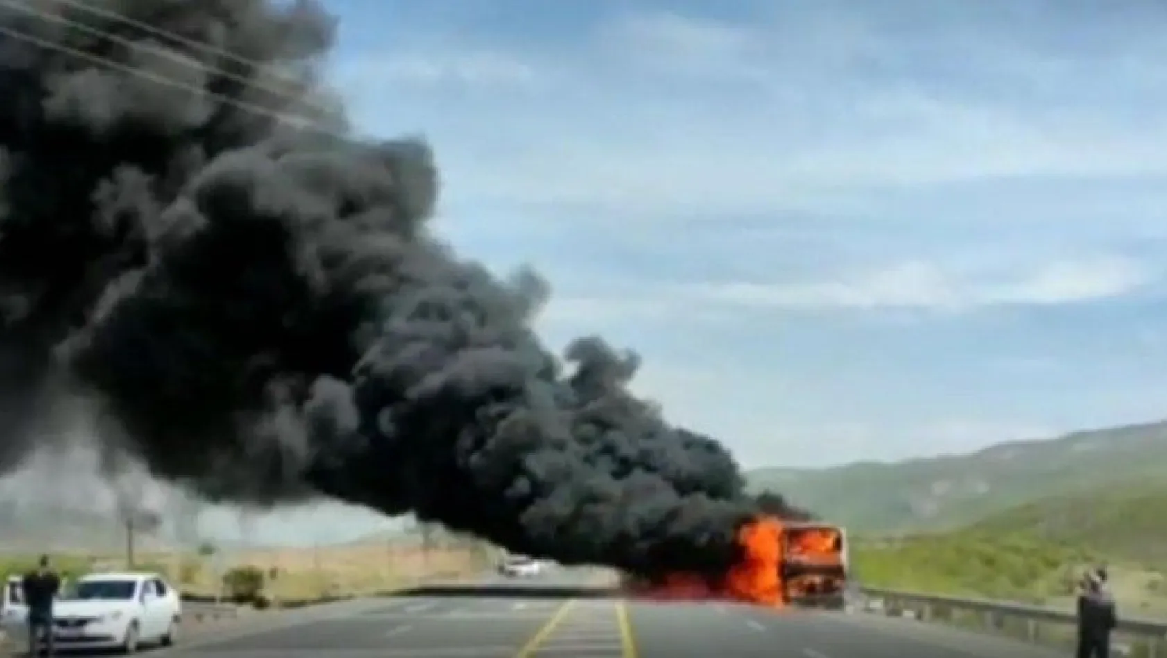 Bingöl'de 46 yolcusu bulunan otobüs alev alev yandı